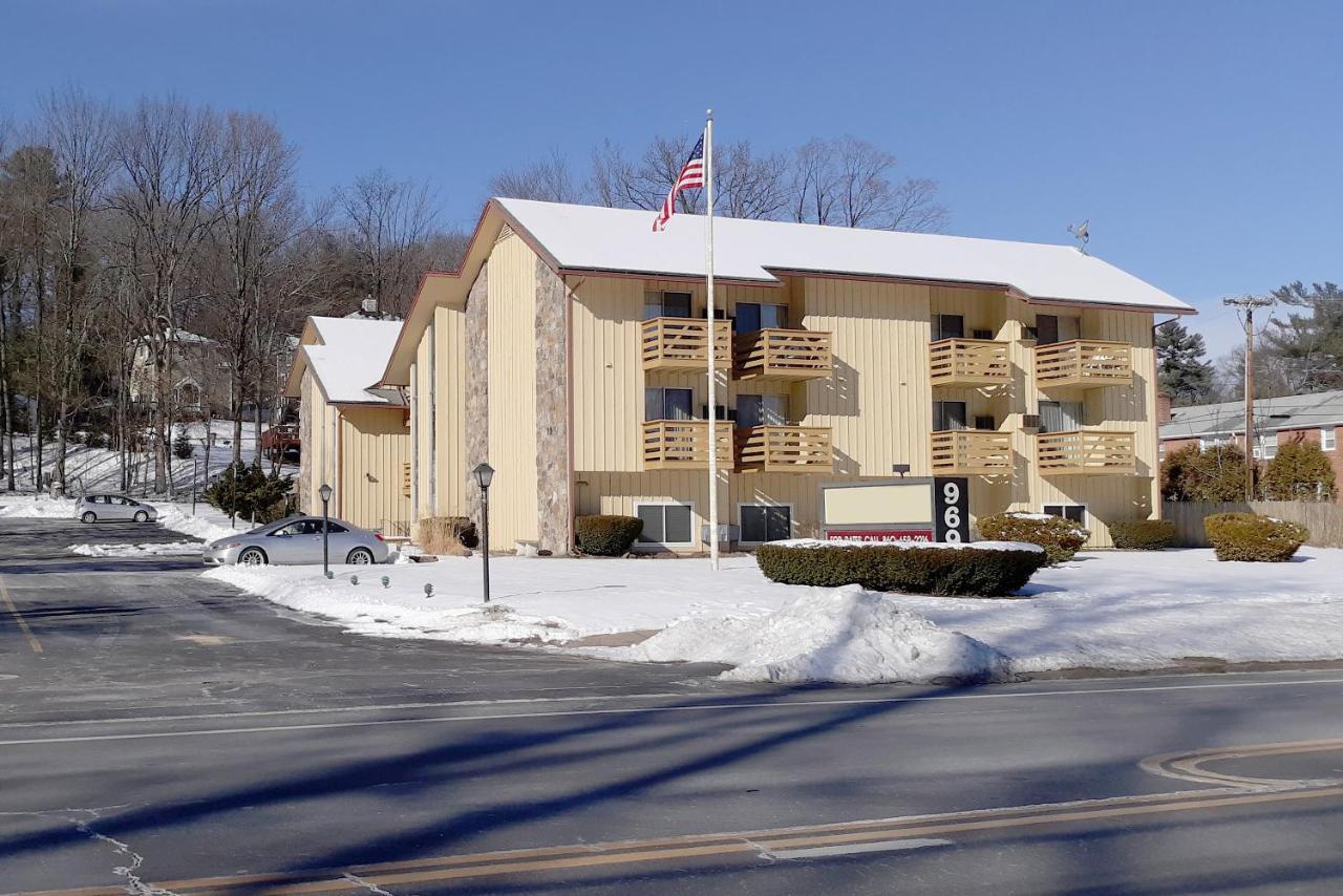 Iron Horse Inn Simsbury Exterior foto